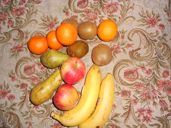 Фруктовый салат из бананов, мандаринов и яблок