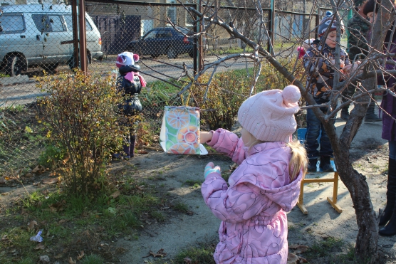 Смотреть фотографию №19 Фото №19 И если вдруг кто то из друзей по какой то причине не пришел в этот день в детский сад то ребята всегда проверят и наполнят его кормушку чтобы туда тоже прилетели птицы