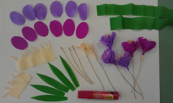 Цветок крокус оригами для детей. Цветы из гофрированной бумаги в детском саду. Весенние цветы из гофрированной бумаги. Цветы из гофрированной бумаги в садик. Поделка цветы из гофрированной бумаги детский сад.