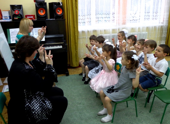 Смотреть фотографию №4 Фото №4 Конспекты музыкальных занятий музыку дети входят в зал Публикация Конспект открытого музыкального занятия для старшей логопедической группы Цветик семицветик размещена в разделах Конспекты занятий