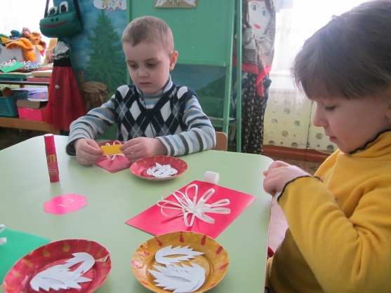 «Цветок для мамочки». Ажурная аппликация из белой бумаги Фото «Цветок для мамочки». Ажурная аппликация из белой бумаги