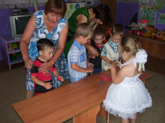 Праздник в младшей группе. День прощания с детством. Праздник детства сценарий. Страна детства сценарий. Подарок прощание с детством