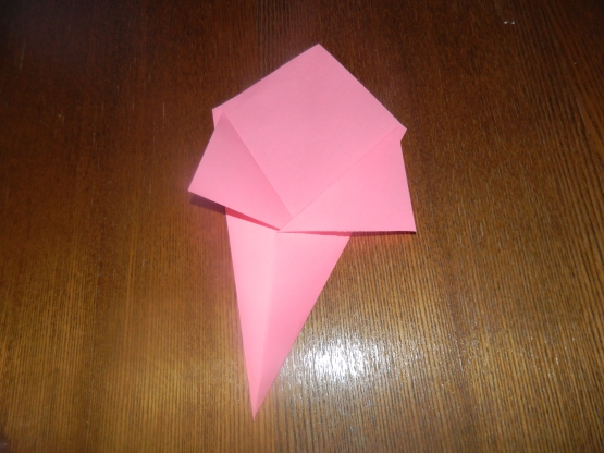 Конверт для цветов из бумаги. Конвертик для цветка из бумаги. Цветок из бумаги в кульке. Оригами кулек для цветов. Кулек конверт из бумаги.