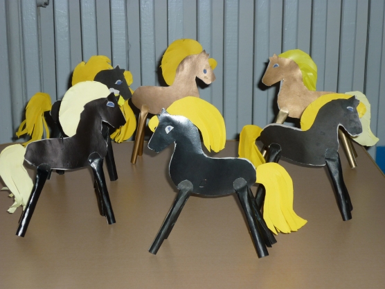 Конструирование лошадка. Лошадь в детских поделках. Поделка лошадка. Поделка лошадь для детского сада. Лошадь из картона.