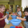 Конспект открытого игрового занятия по трудовому воспитанию «Мытье кукольной посуды» (2-ая младшая группа)