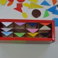 Дидактическая игра «Разложи предметы по разноцветным кармашкам»