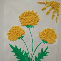 Коллективная аппликация из салфеток «Одуванчики цветы, словно солнышко, желты» с детьми первой младшей группы