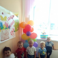 Для создания праздничного настроения накануне воспитатели и родители украсили группу