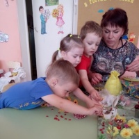 На деревьях и кустах ярко зеленая свежая зелень Поля и луга украшают яркие цветы васильки колокольчики ромашки