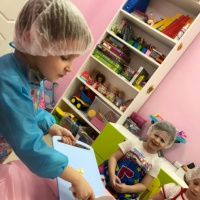 Фрукты яблоки груши бананы виноград очищенные без косточек разрезанные на четвертинки
