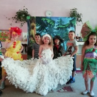 эко мода наряд костюм для детей. detsad 1083725 1561385289. эко мода наряд костюм для детей фото. эко мода наряд костюм для детей-detsad 1083725 1561385289. картинка эко мода наряд костюм для детей. картинка detsad 1083725 1561385289. Публикация «Сценарий костюмированного дефиле. » Сценарий костюмированного дефиле «Эко Мода» Цели и задачи: Углубить экологические знания детей через развитие творческих способностей. Формировать у детей чувство ответственности за состояние окружающей среды. Ведущий: Добрый день, уважаемые гости – взрослые и дети! Мы рады.