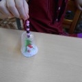 Ниткой с иголкой пришиваем на внутреннию часть стаканчика дно большую бусину