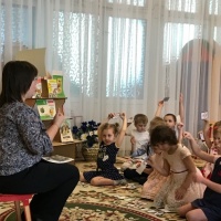 сказки которые можно сыграть в театре. detsad 1132871 1556211781. сказки которые можно сыграть в театре фото. сказки которые можно сыграть в театре-detsad 1132871 1556211781. картинка сказки которые можно сыграть в театре. картинка detsad 1132871 1556211781. Театр, доступный и в детсадовских, и в домашних условиях! В этом содержательном разделе собрано множество сценариев детских спектаклей и театрализованных постановок — от ставших вечной классикой русских народных сказок, до «старых историй на новый лад» и совершенно оригинальных инсценировок. Работа над любым из представленных здесь спектаклей станет для Ваших подопечным настоящим праздником, а процесс участия в «оживлении» любимых персонажей и сюжетов — подлинным волшебством.