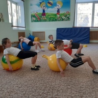 Занятия на фитболе упражнения с мячом для детей фитболов в нашем ДОУ позволяют решать многие оздоровительные задачи