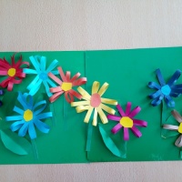 Детский мастер-класс по объёмной аппликации из полос цветной бумаги «Цветочная поляна»
