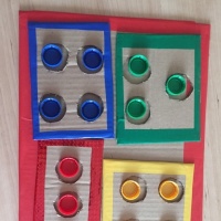 Дидактическое пособие с применением крышек «Цветные геометрические фигуры, счет до трех» для детей раннего возраста