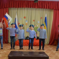 В заключение нашего утренника ребята подарили своим папам подарки изготовленные своими руками