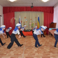 Главное создать у ребенка радостное настроение вызвать эмоциональный подъем и сформировать праздничную культуру