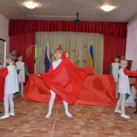 Подготовка и сам праздник вызывают у детей радостное волнение формируют художественный вкус сплачивают всех участников