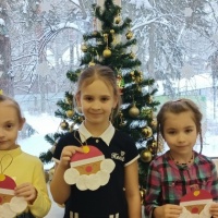 Детский мастер-класс «Поделка «Дед Мороз» из цветной бумаги и ватных дисков»