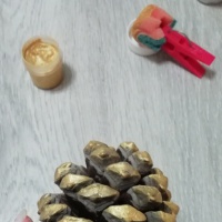 Остальные шишки прокрашиваем золотой и серебряной акриловой красками