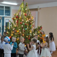 Фотоотчет о проведении новогоднего праздника «Приключения Деда Мороза» в средней группе