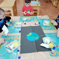 плакат ко дню космонавтики в детском саду. Смотреть фото плакат ко дню космонавтики в детском саду. Смотреть картинку плакат ко дню космонавтики в детском саду. Картинка про плакат ко дню космонавтики в детском саду. Фото плакат ко дню космонавтики в детском саду