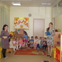 Досуг «День матери» во второй младшей группе с коллективной аппликацией из ладошек