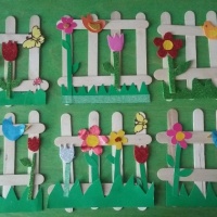 Детский мастер-класс по ручному труду «Цветочный забор из деревянных шпателей» в старшей группе