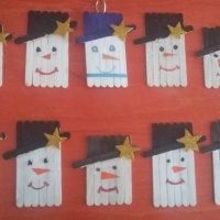 Детский мастер-класс по ручному труду «Забавный снеговик из палочек от мороженого» в старшей группе