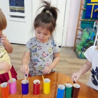Дидактическая игра из бросового материала для детей младшего дошкольного возраста «Подбери по цвету»