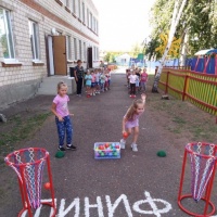 Лето лето пролетело Оглянуться не успели Осень на пороге уж стоит Прощай лету говорит Ребята сегодня у нас проходит праздник прощания с летом