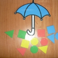 Дидактическая игра «Спрятались от дождика» (для детей 2–3 лет)