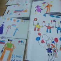 Фотоотчёт о рисовании к Дню народного единства в подготовительной группе «Мы идём на праздник с флажками и шарами»