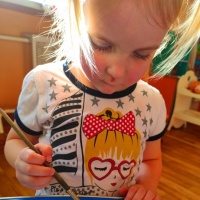 Материалы Белый картон Акварельная краска Соль подойдет любая Шаблоны со снежинками Клей ПВА лучше всего подходит для трассировки нашего шаблона