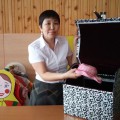Снаружи коробку обклеила самоклеющими обоями