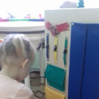Děti nejen milují pozorování litého písku, ale také se učí