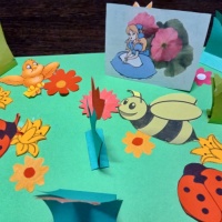 Детский мастер-класс по аппликации из цветной бумаги «Полянка для сказок» для детей средней группы