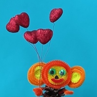 Мастер-класс по изготовлению игрушки «Чебурашка с сердечками» из сосновой шишки и синельной проволоки