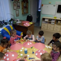 Половина ватмана красного цвета