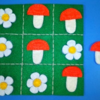 Дидактическая игра из фетра «Грибочки-цветочки». Вариант игры «Крестики-нолики»