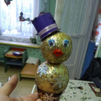 Новогодняя поделка своими руками «Снеговик из пенопластовых шаров»