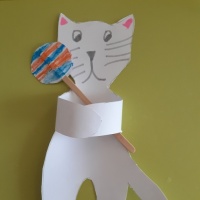 Детский мастер-класс изготовления поделки из бумаги «Котик с конфеткой» к Дню кошек