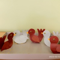 Детский мастер-класс по изготовлению поделки из цветной бумаги «Птицы у кормушки»