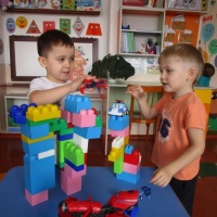 Фотоотчёт о деятельности детей младшей группы по конструированию «Что нам стоит дом построить…»