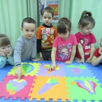Фотоотчёт об игре в мягкие пазлы из серии «Весёлый огород», с детьми средней группы