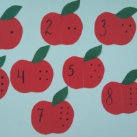 Мастер-класс по изготовлению развивающей игры по ФЭМП из цветной бумаги с элементами рисования «Подбери половинки яблок»