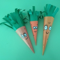 Мастер-класс по изготовлению поделки из цветной бумаги «Весёлые морковки» с элементами аппликации и рисования