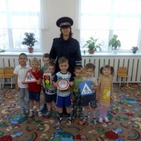 Дети с удовольствием рисовали светофор раскрашивали машины в раскрасках