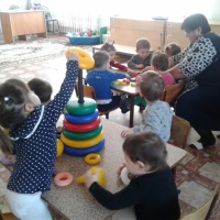 Дидактическая игра для детей 2–3 лет «Собери пирамидку»